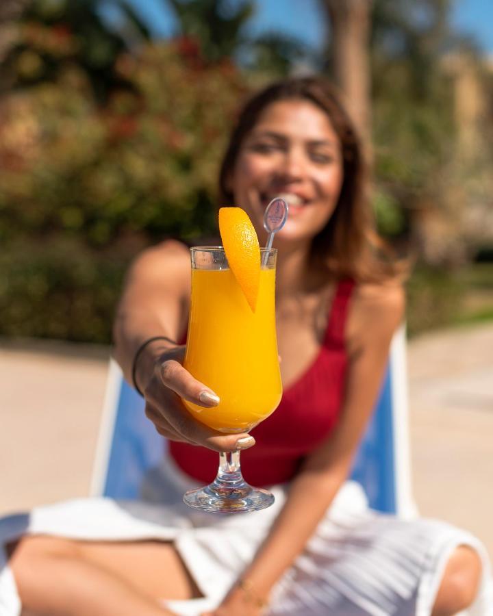 Hotel Grand Ocean El Sokhna à Ain Sukhna Extérieur photo A woman holding a mango lassi