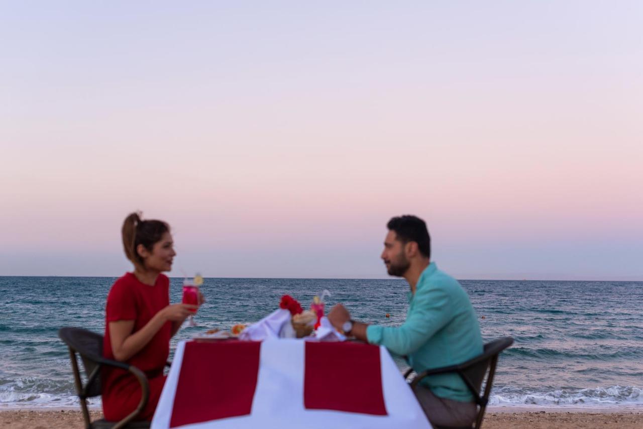 Hotel Grand Ocean El Sokhna à Ain Sukhna Extérieur photo A couple dining on the beach