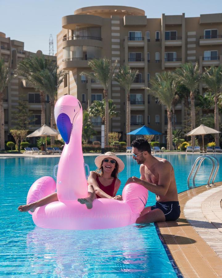 Hotel Grand Ocean El Sokhna à Ain Sukhna Extérieur photo A couple on a pink flamingo float