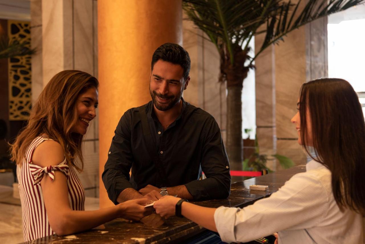 Hotel Grand Ocean El Sokhna à Ain Sukhna Extérieur photo A hotel manager greeting guests