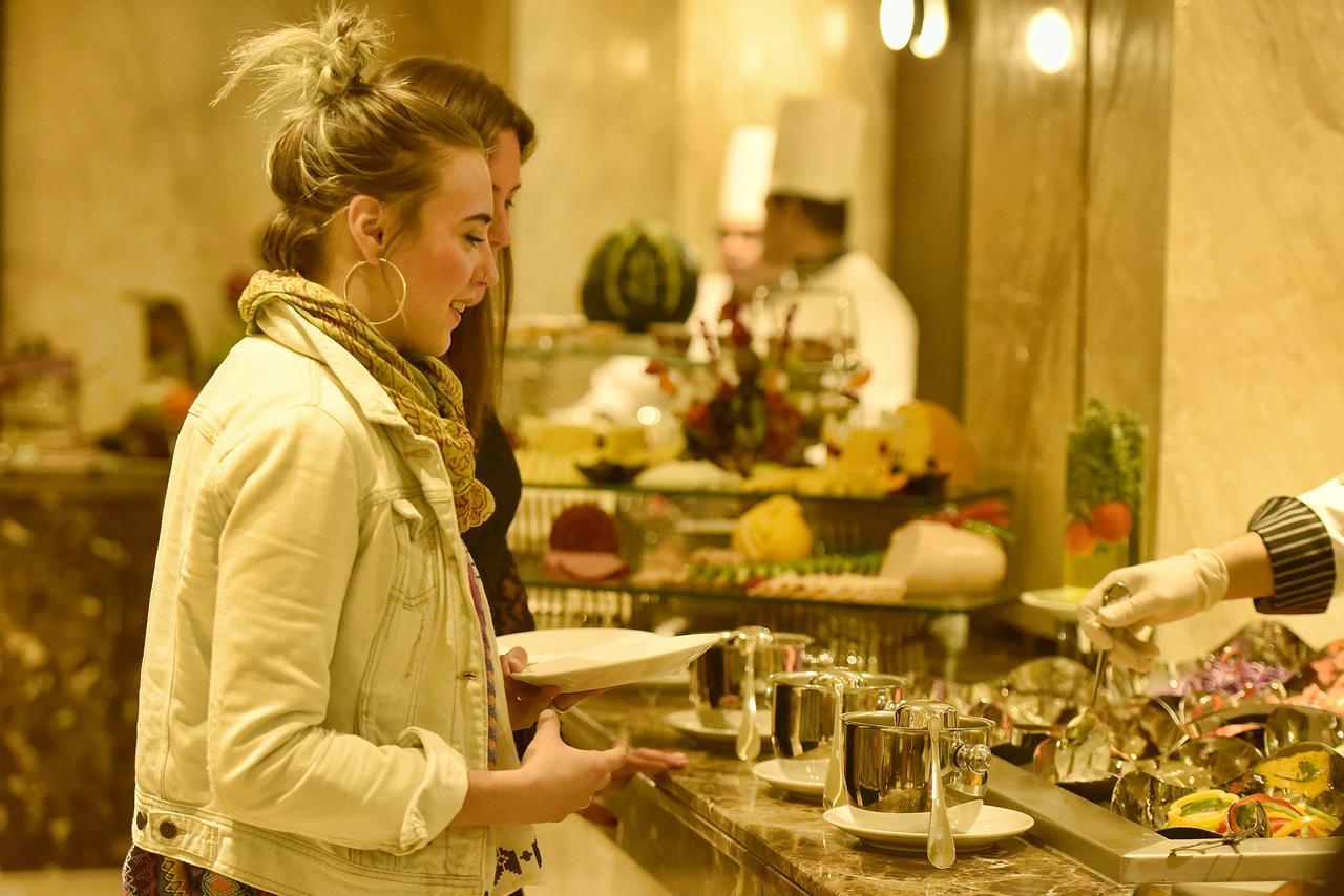 Hotel Grand Ocean El Sokhna à Ain Sukhna Extérieur photo A woman selecting food from a buffet