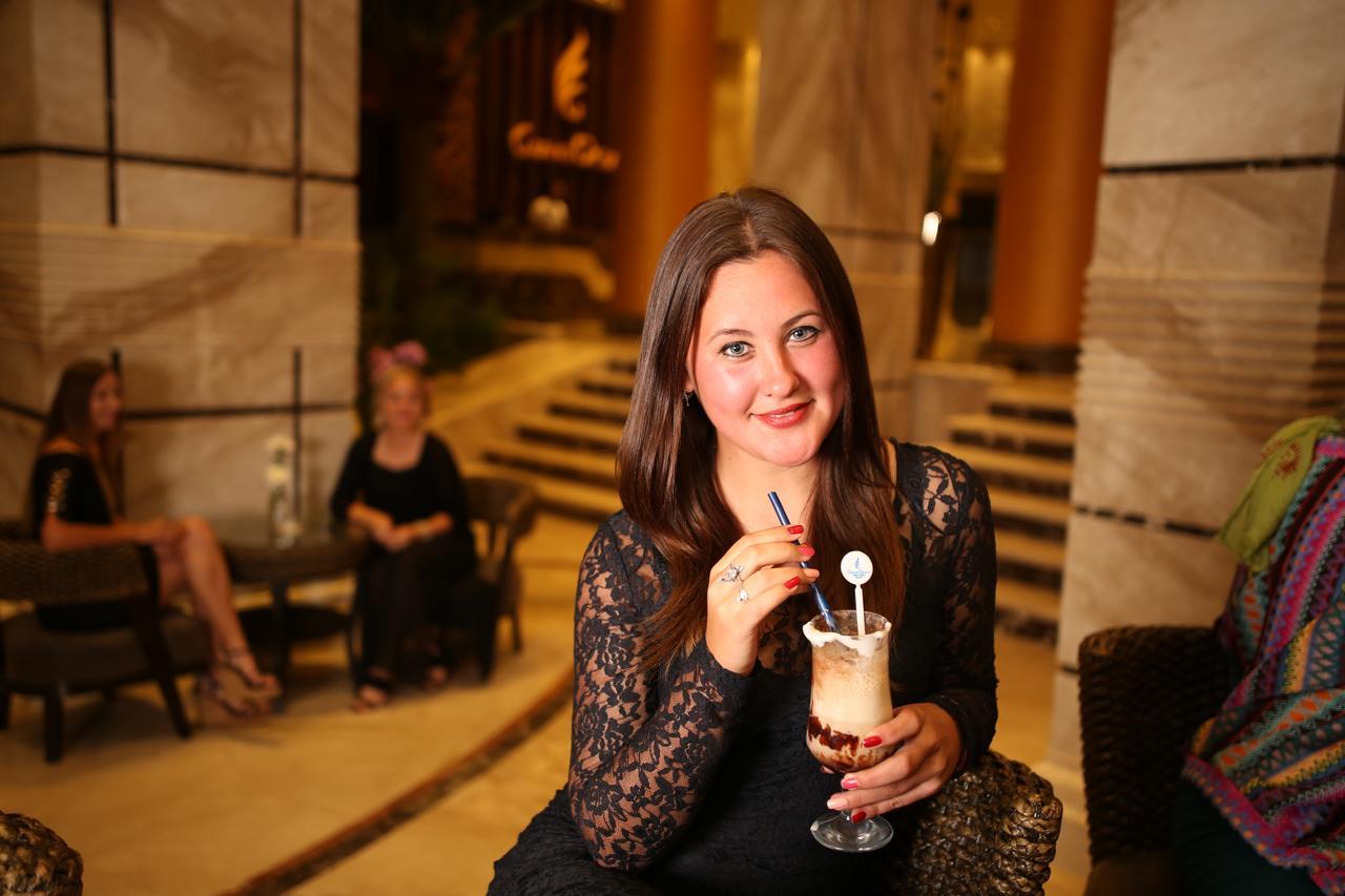 Hotel Grand Ocean El Sokhna à Ain Sukhna Extérieur photo A woman drinking a coffee cocktail